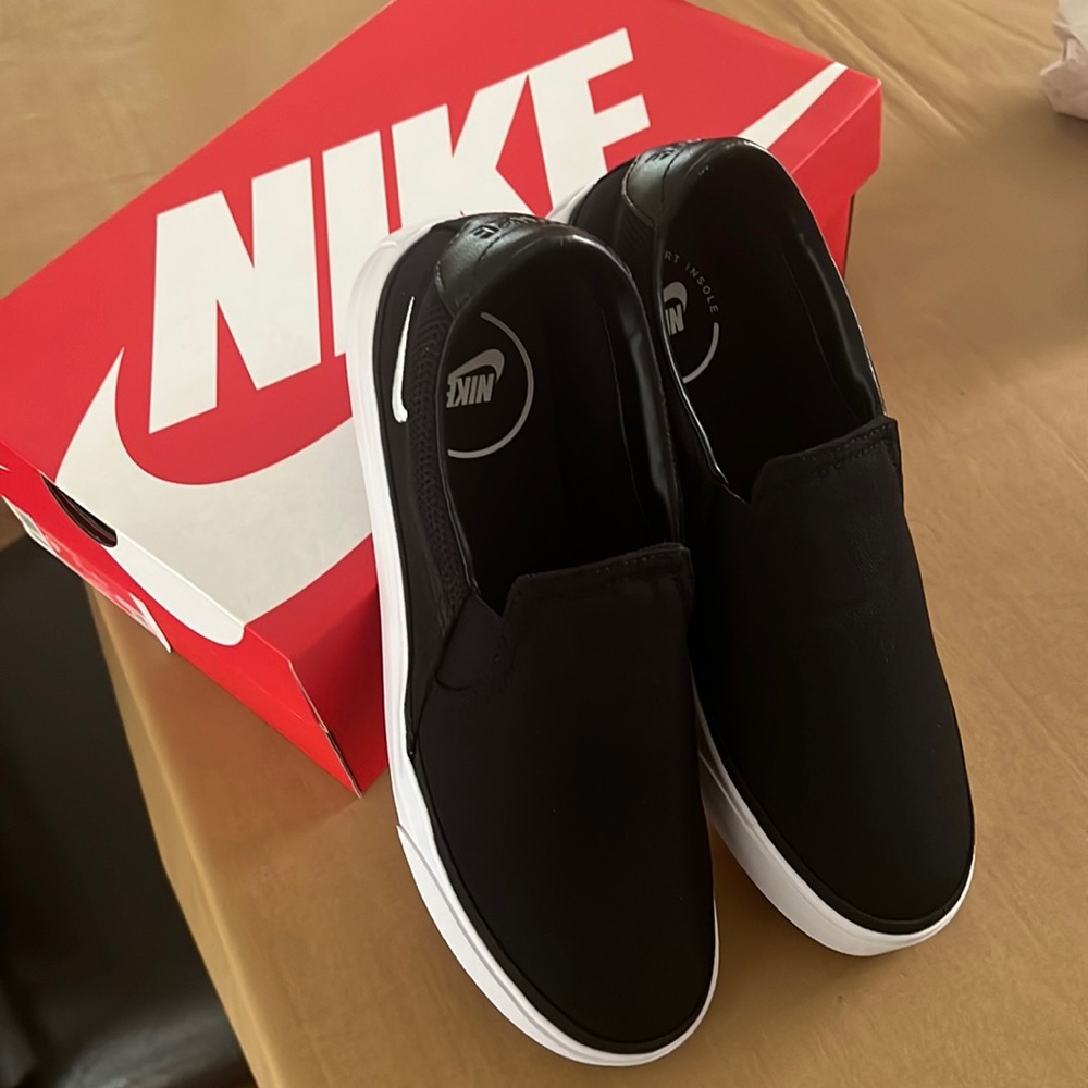 Women’s Nike Court Legacy Slip-on 9.5 M NEW